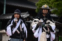 左から岡村隆史、堤真一。