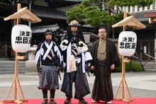 「決算！忠臣蔵」公開直前イベントの様子。左から岡村隆史、堤真一、中村義洋。