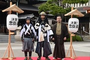 「決算!忠臣蔵」公開直前イベントの様子。左から岡村隆史、堤真一、中村義洋。