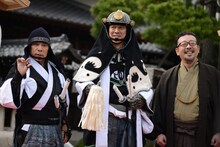 そろばんを打つポーズをする岡村隆史（左）。