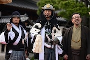 そろばんを打つポーズをする岡村隆史(左)。
