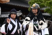 そろばんを打つポーズをする岡村隆史(左)。