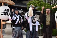 「決算！忠臣蔵」公開直前イベントの様子。左から岡村隆史、堤真一、中村義洋。