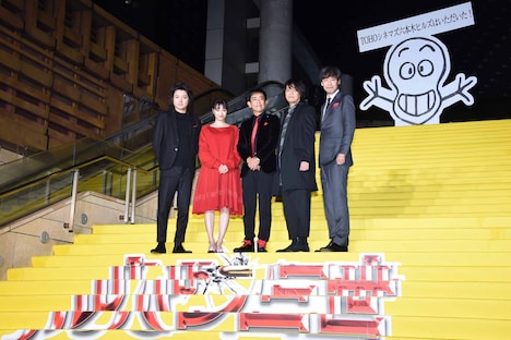 舞台挨拶前に行われた「ルパン三世 THE FIRST」イエローカーペットイベントにて、左から藤原竜也、広瀬すず、栗田貫一、浪川大輔、山崎貴。