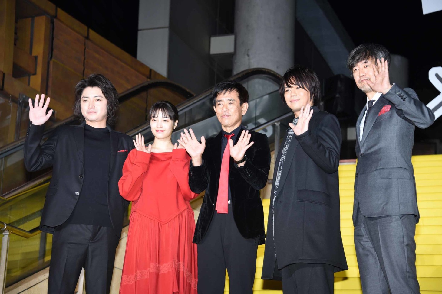 舞台挨拶前に行われた「ルパン三世 THE FIRST」イエローカーペットイベントにて、左から藤原竜也、広瀬すず、栗田貫一、浪川大輔、山崎貴。