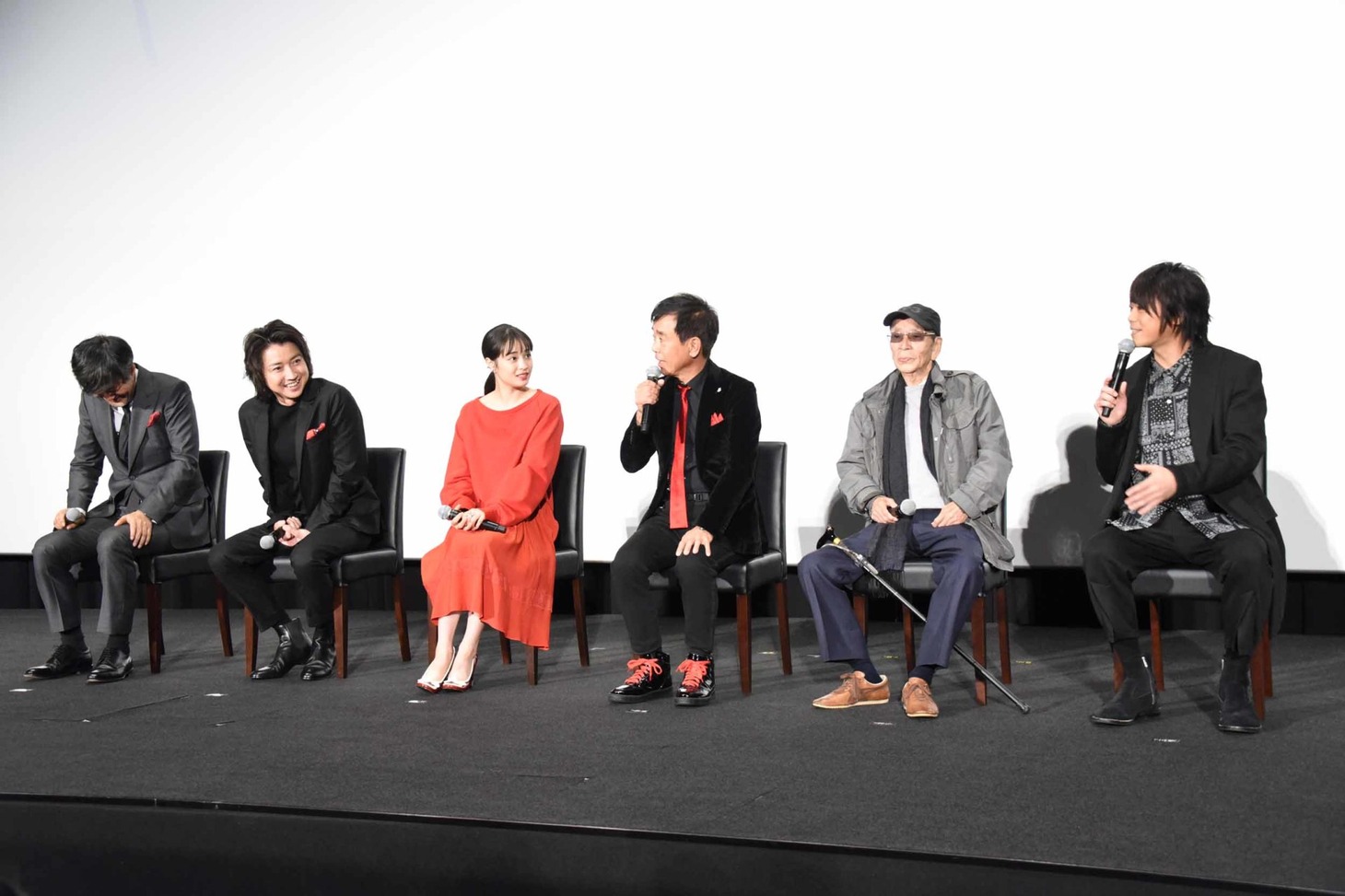 左から山崎貴、藤原竜也、広瀬すず、栗田貫一、小林清志、浪川大輔。