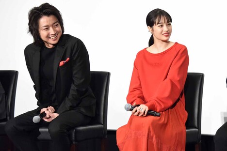 声優陣の話を興味津々で聞く藤原竜也(左)と広瀬すず(右)。