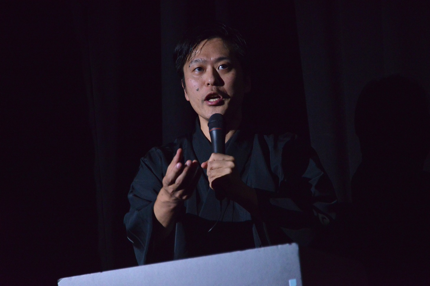 活弁を披露する片岡一郎。