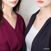 「The Sisters」着用イメージ。左から「The Sisters -Anna-」（税込3万5200円）、「The Sisters -Elsa-」（税込3万7400円）。