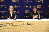 左から河村光庸、森達也。