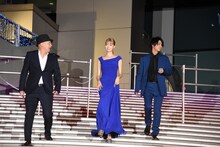 左から新城毅彦、八木アリサ、鈴木勝大。