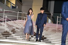 左から岡崎紗絵、眞栄田郷敦。