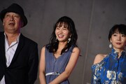 左から新城毅彦、岡崎紗絵、酒井若菜。