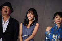 左から新城毅彦、岡崎紗絵、酒井若菜。