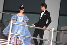 橋本環奈（左）をエスコートする片寄涼太（右）。