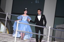 橋本環奈（左）をエスコートする片寄涼太（右）。