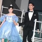 「0キス」片寄涼太がドレスの橋本環奈をエスコート、試写会前に「ワクワクしてます」