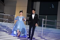 橋本環奈（左）をエスコートする片寄涼太（右）。