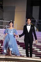 橋本環奈（左）をエスコートする片寄涼太（右）。