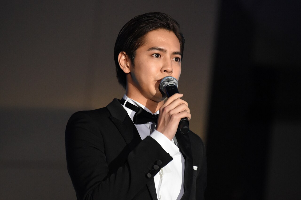 橋本環奈（左）をエスコートする片寄涼太（右）。 - 「0キス」片寄涼太