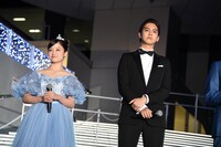 左から橋本環奈、片寄涼太。