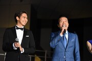 左から片寄涼太、遠藤憲一。