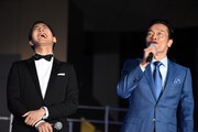 左から片寄涼太、遠藤憲一。