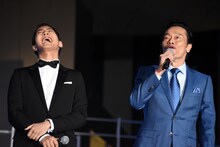 左から片寄涼太、遠藤憲一。