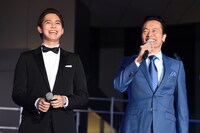 左から片寄涼太、遠藤憲一。