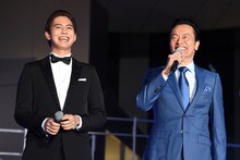 左から片寄涼太、遠藤憲一。