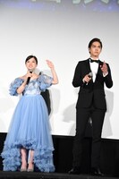 左から橋本環奈、片寄涼太。