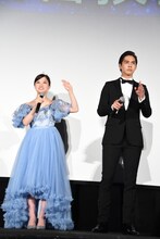 左から橋本環奈、片寄涼太。