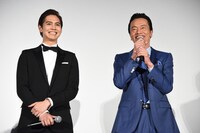 左から片寄涼太、遠藤憲一。