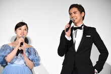 左から橋本環奈、片寄涼太。