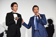 左から片寄涼太、遠藤憲一。