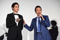 左から片寄涼太、遠藤憲一。