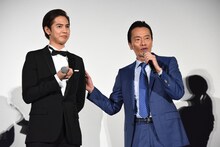 左から片寄涼太、遠藤憲一。