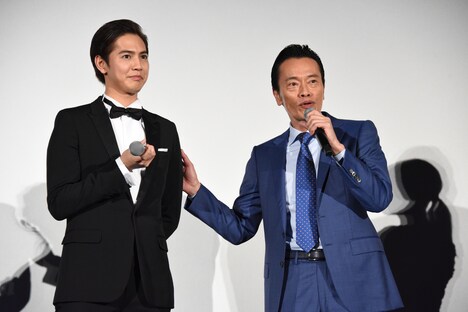 左から片寄涼太、遠藤憲一。