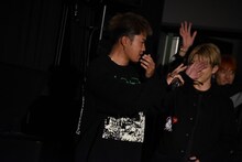 やたらと時間をかけてステージに上がる数原龍友。