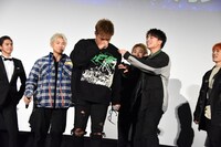 歓声を受けて感極まる数原龍友（中央）。