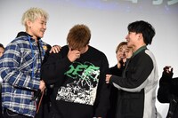 歓声を受けて感極まる数原龍友（中央）。