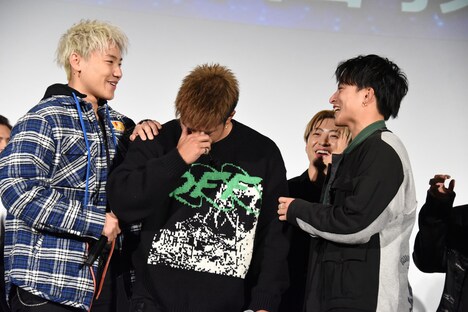 歓声を受けて感極まる数原龍友（中央）。