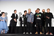 橋本環奈（左）とGENERATIONS from EXILE TRIBE。