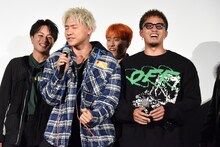 「One in a Million -奇跡の夜に-」を歌う小森隼（前列左）。