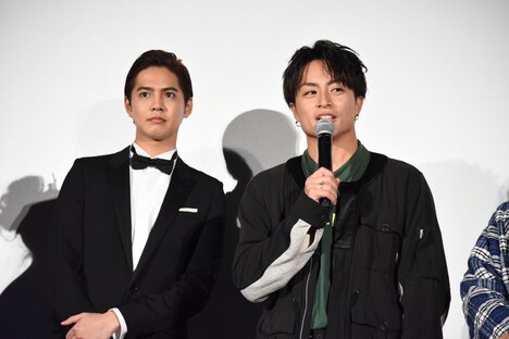 左から片寄涼太、白濱亜嵐。