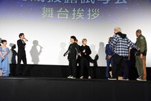 片寄涼太（左から2番目）から「キスしに行くよ」という言葉を引き出そうとするGENERATIONS from EXILE TRIBE。