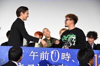 センターで写真に写ろうとした数原龍友（右）。