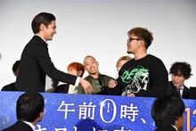 センターで写真に写ろうとした数原龍友（右）。