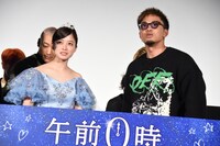 橋本環奈（左）とツーショット写真を撮られようとする数原龍友（右）。