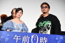 橋本環奈（左）とツーショット写真を撮られようとする数原龍友（右）。